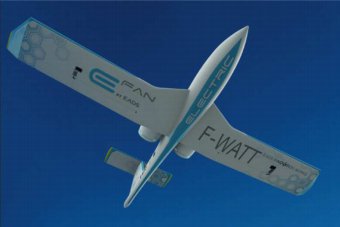 Avion électrique : Ségolène Royal assiste à une démonstration de l’E-FAN