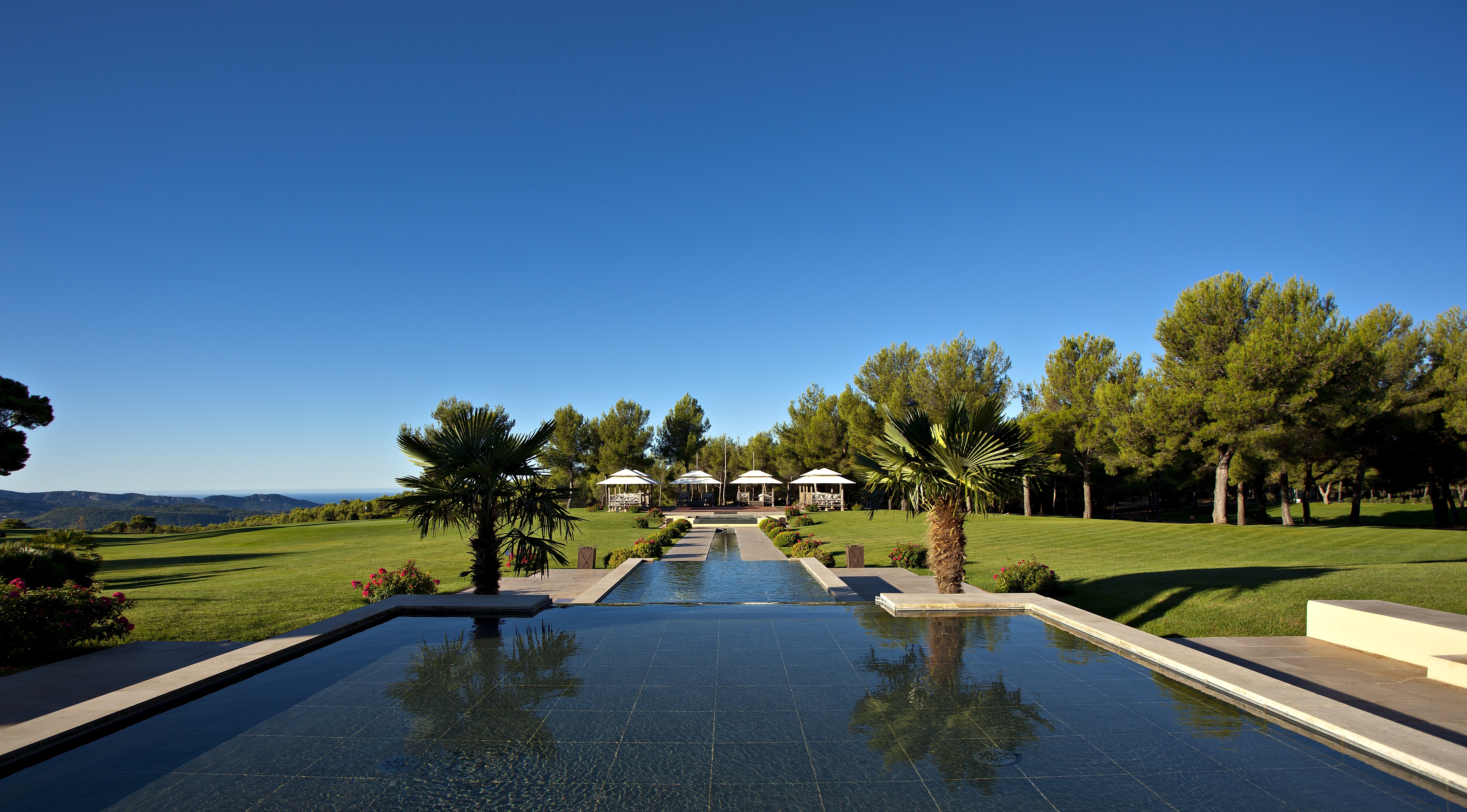 Vue de la piscine de l'Hôtel du Castellet, un Relais & Chateaux de Provence