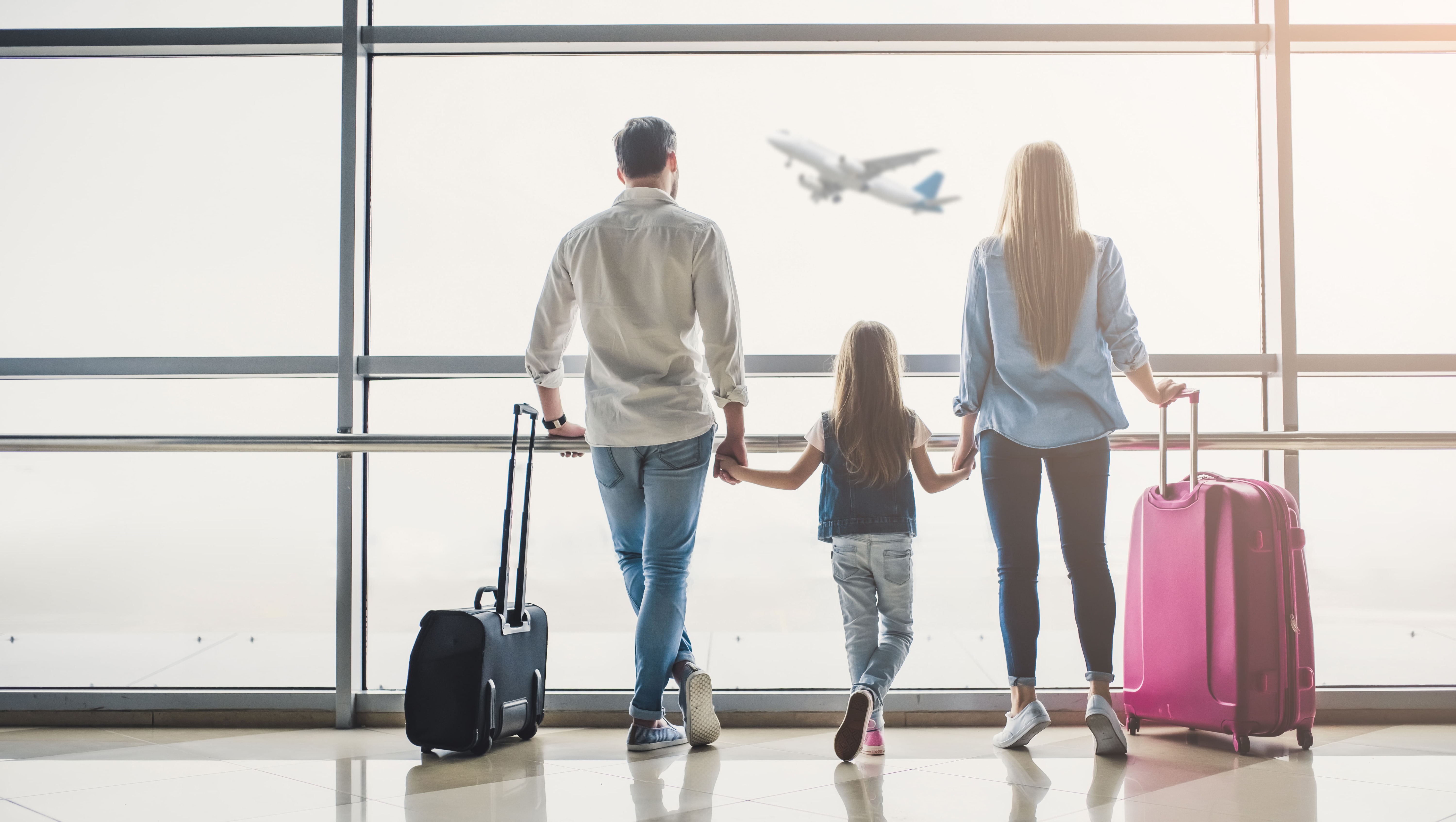 Où partir en vacances de Noël - Famille à l'aéroport © Vasyl - stock.adobe.com