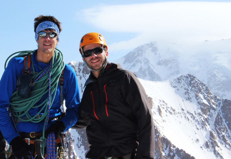 Jérémie Crémer à droite avec un guide de haute montagne - DR