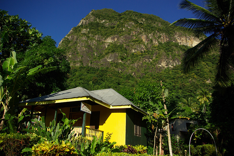 Le dépaysement culturel, on l’éprouve dans les villages aux maisons en bois coloré, les anciennes plantations coloniales, au marché de Castries, à travers, aussi, l’affabilité un rien réservée de sa population - DR : J-F.R.