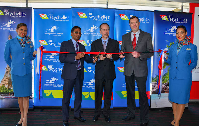 La cérémonie d'accueil du premier vol d'Air Seychelles avec le CEO de la compagnie Manoj Papa, le ministre des transports Joel Morgan, et et le vice-président de la compagnie Kevin Knight. DR