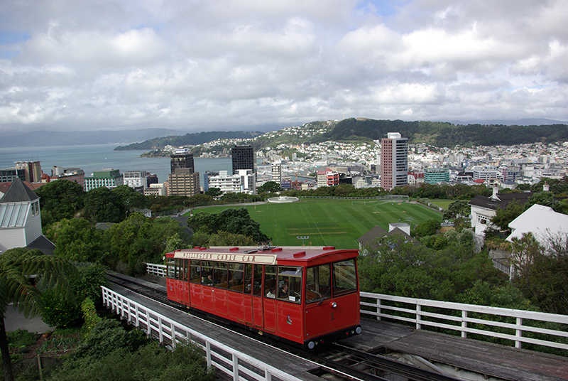 Le Cable Car, cet antique funiculaire (1902) quitte l’agitation de Lambton Quay pour grimper en quelques minutes à l’assaut de la colline résidentielle de Kelburn, abri luxueux pour ambassades et résidences de notables - DR : J-F.R.