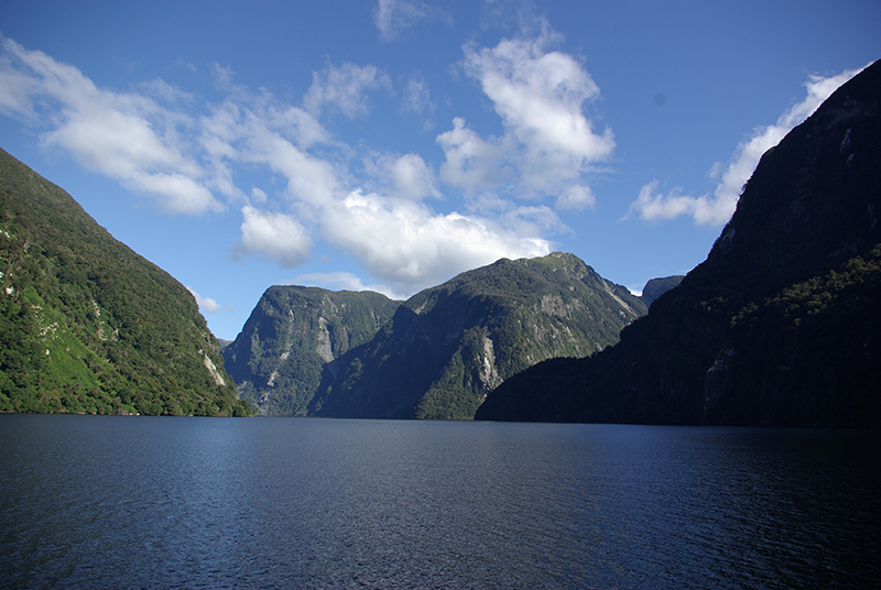 Le parc national du Fiordland, au sud-ouest de la Nouvelle-Zélande, couvre 1,25 million d’hectares. Inscrite au patrimoine mondial par l’UNESCO, cette terre sauvage et isolée abrite des fjords, des dauphins… et un incomparable parfum de virginité - DR