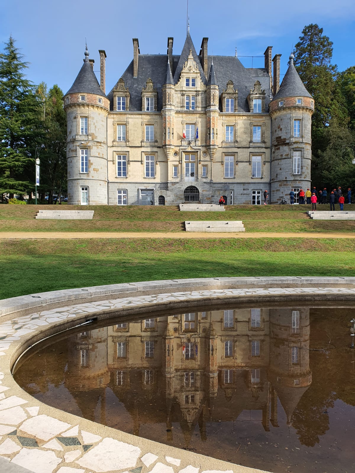 Le château abritant la mairie au milieu d'un parc de 18 ha (©Danielle Dumas CRT)