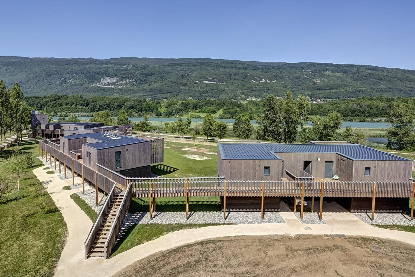 Le Village aux Oiseaux, le modèle de résidence nouvelle génération, à Motz (Savoie) ©Vacancéole