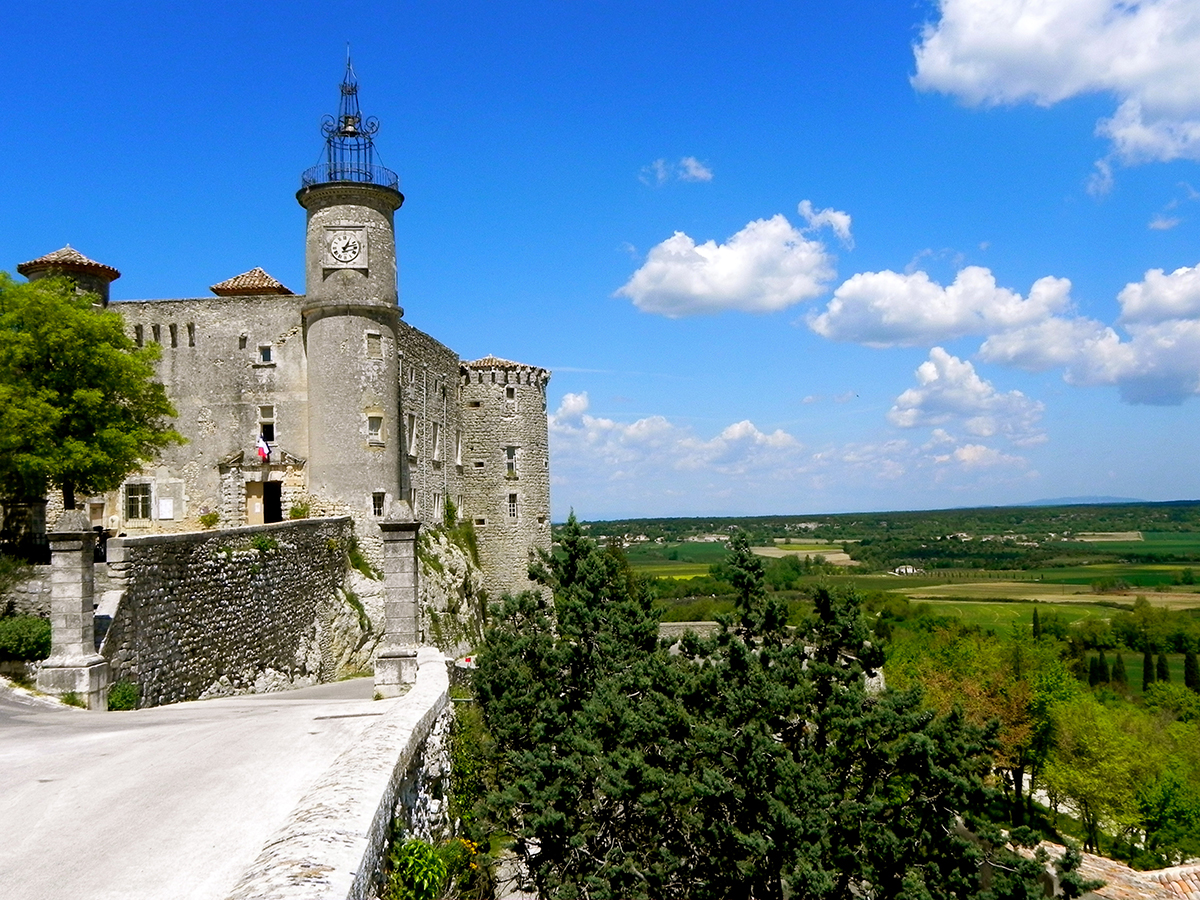 © Destination Pays d'Uzès Pont du Gard - ANDREA JOBST / Le château de Lussan, Plus beau village de France