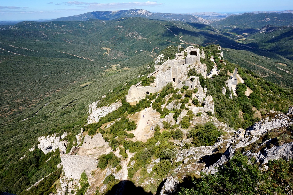 Depuis les ruines haut perchées du château de Peyrepertuse, la vue est éblouissante sur les collines des Corbières. Photo Paula BOYER