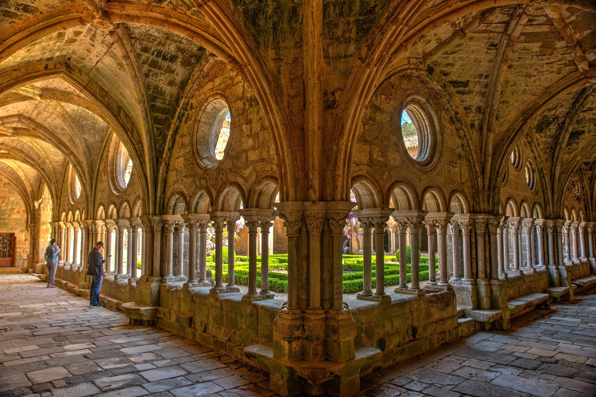 Cette ancienne abbaye bénédictine fondée en 1093 et rattachée à l’ordre cistercien en 1145, est l’une des mieux conservées de France. - Depositphotos.com Auteur Wirestock