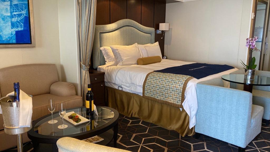 La "Penthouse H2" est bien agencée avec un espace nuit avec un lit double est complété par un grand bureau comportant une coiffeuse intégrée, le mini bar et la TV. /crédit FDL La "Penthouse H2" est bien agencée avec un espace nuit avec un lit double est complété par un grand bureau comportant une coiffeuse intégrée, le mini bar et la TV. /crédit FDL