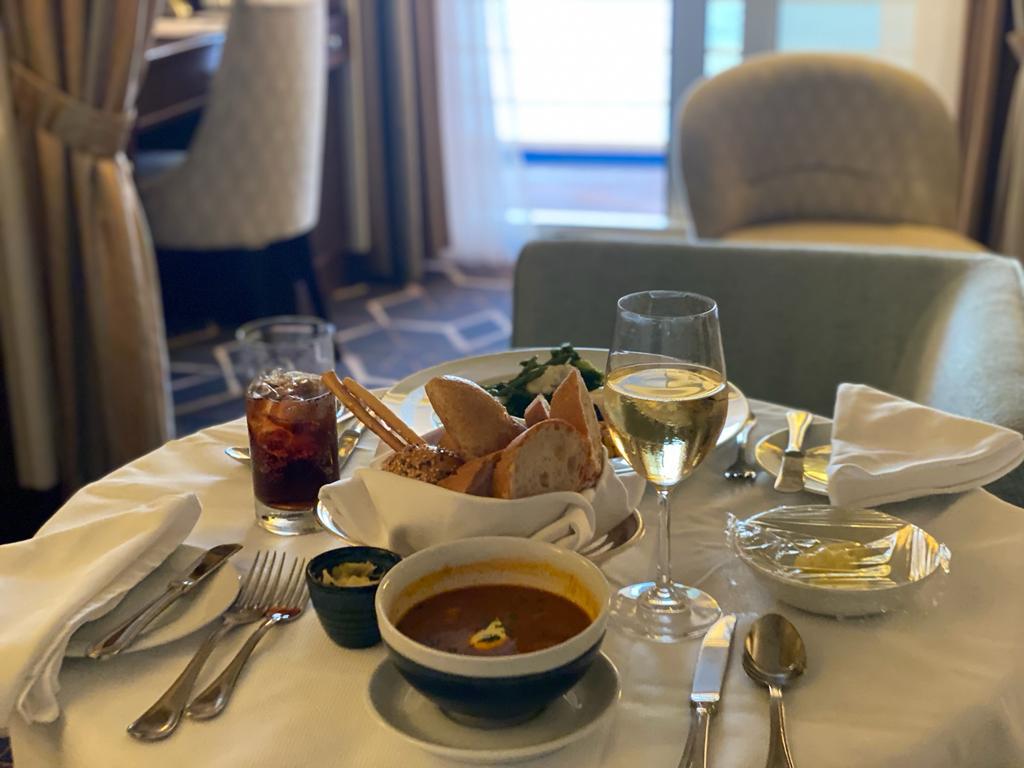 Les préférences alimentaires sont enregistrées, et le chef est à même de gérer des changements de dernière minute avec une grande souplesse. La qualité de la restauration à bord, aussi bien au niveau du service que des menus, est confiée à la supervision de Alexis Quaretti /crédit FDL Les préférences alimentaires sont enregistrées, et le chef est à même de gérer des changements de dernière minute avec une grande souplesse. La qualité de la restauration à bord, aussi bien au niveau du service que des menus, est confiée à la supervision de Alexis Quaretti /crédit FDL