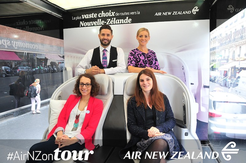Les agences de voyages sont venues tester les sièges d'Air New Zeland présentés dans les rues de Paris. DR Compagnie.