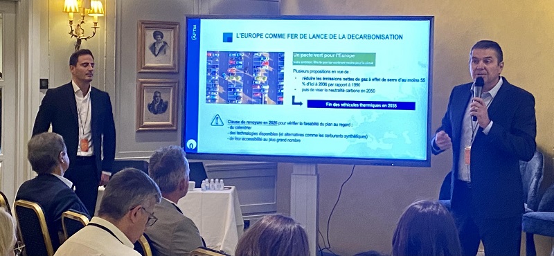 En amont de la table ronde, Sixt a pu éclairer l'assistance sur les évolutions légales à venir dans le domaine de l'électro-mobilité. En amont de la table ronde, Sixt a pu éclairer l'assistance sur les évolutions légales à venir dans le domaine de l'électro-mobilité.