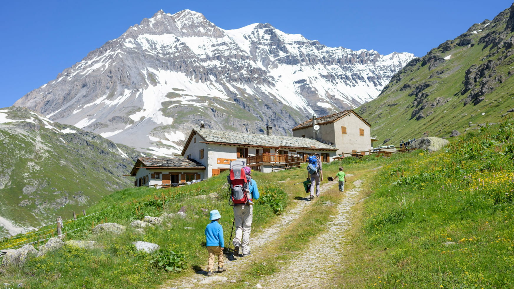 Des loisirs de plein-air en famille évoquant les vacances (©Savoie Mont Blanc)