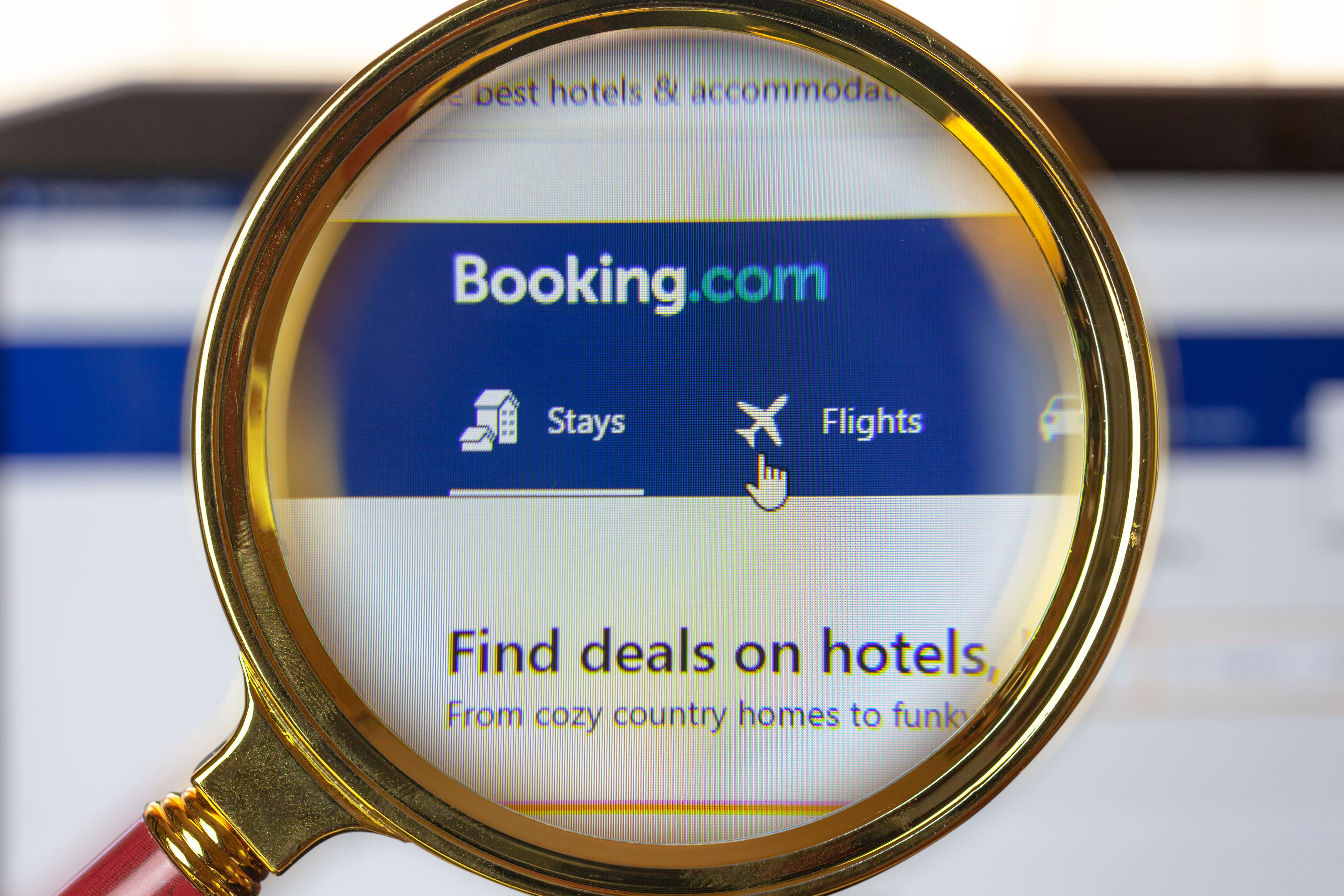 un moteur de recherche pour réserver des hôtels dans le monde "booking.com", gros plan sous une loupe grossissante © evgenii - stock.adobe.com un moteur de recherche pour réserver des hôtels dans le monde "booking.com", gros plan sous une loupe grossissante © evgenii - stock.adobe.com