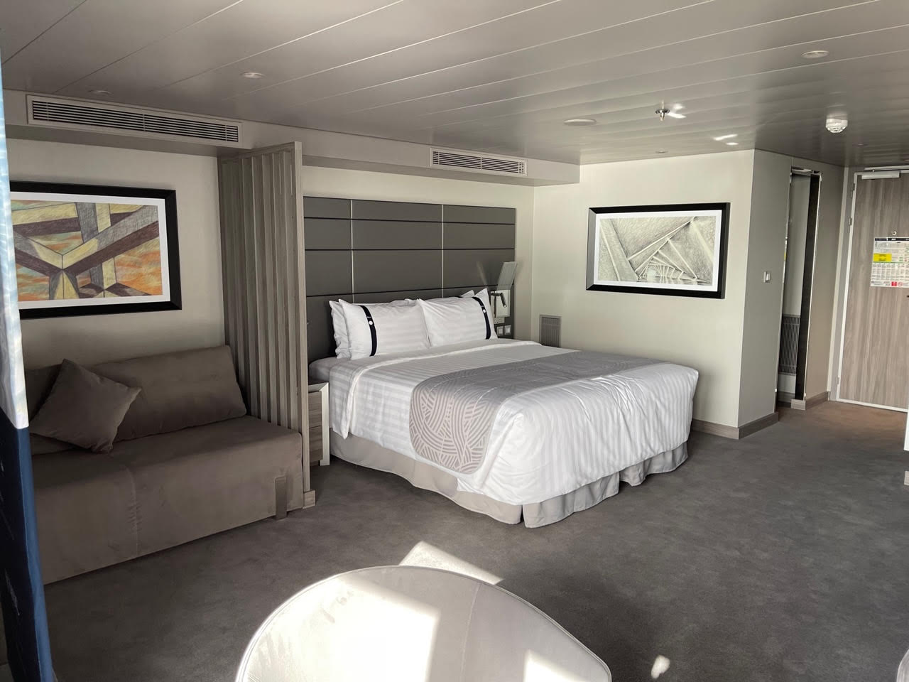 Il y a 19 catégories différentes et 65% des cabines avec balcon donnant sur la promenade. A noter aussi les Suites duplex luxueuses MSC Yacht Club avec de grands balcons et un bain à remous privé / crédit JDL Il y a 19 catégories différentes et 65% des cabines avec balcon donnant sur la promenade. A noter aussi les Suites duplex luxueuses MSC Yacht Club avec de grands balcons et un bain à remous privé / crédit JDL