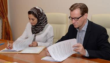 La Secrétaire Adjoint du Tourisme du Sultanat d’Oman, Ministère du Tourisme, Oman H. E. Maithaa bint Saif Al-Mahrouqiyah et Bernhard Bohnenberger, president de Six Senses Hotels Resorts Spas, lors de la signature du contrat du Spa Six Senses Mascate