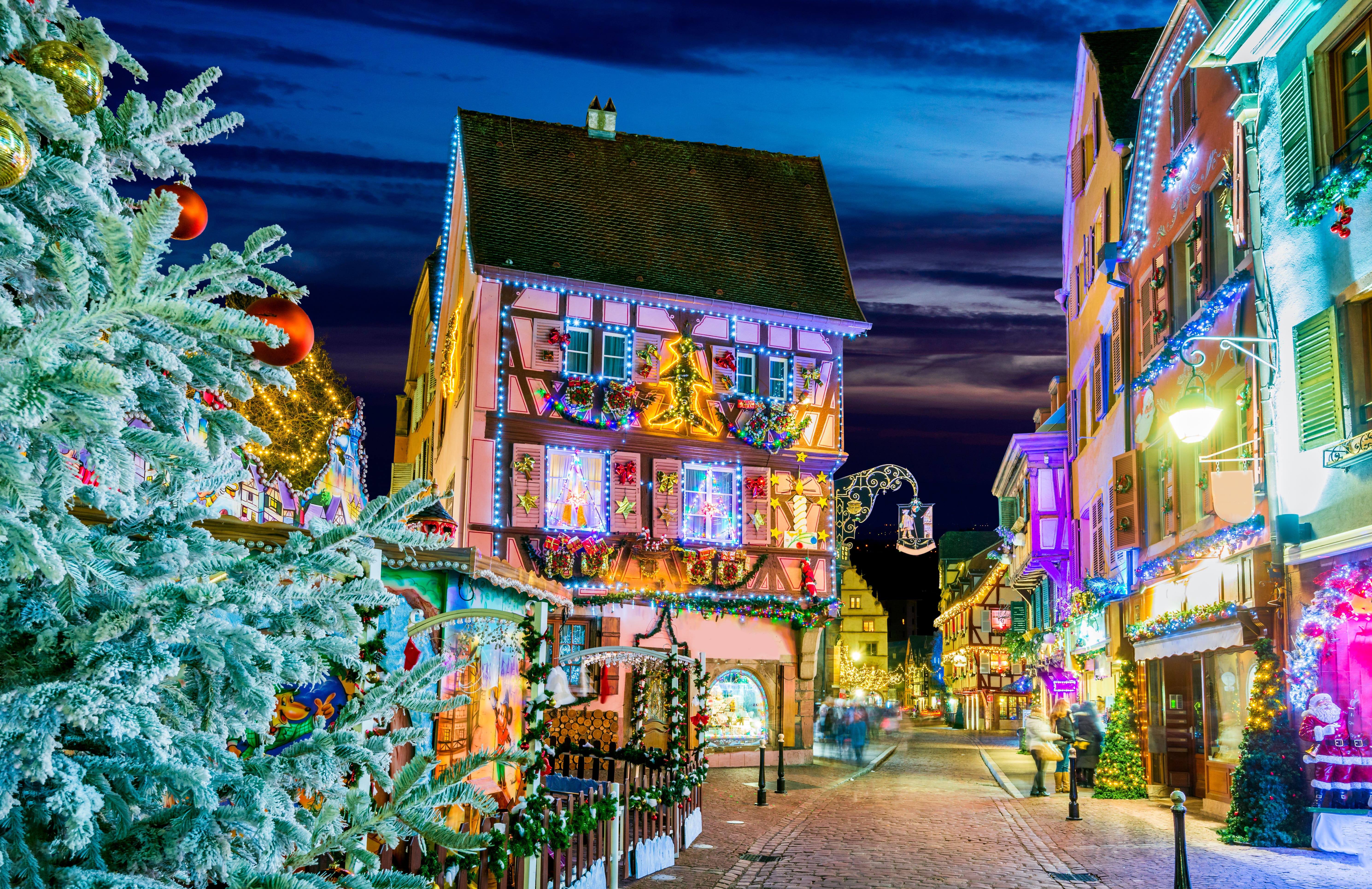 Colmar, Alsace, - Marché de Noël en France © ecstk22 - stock.adobe.com