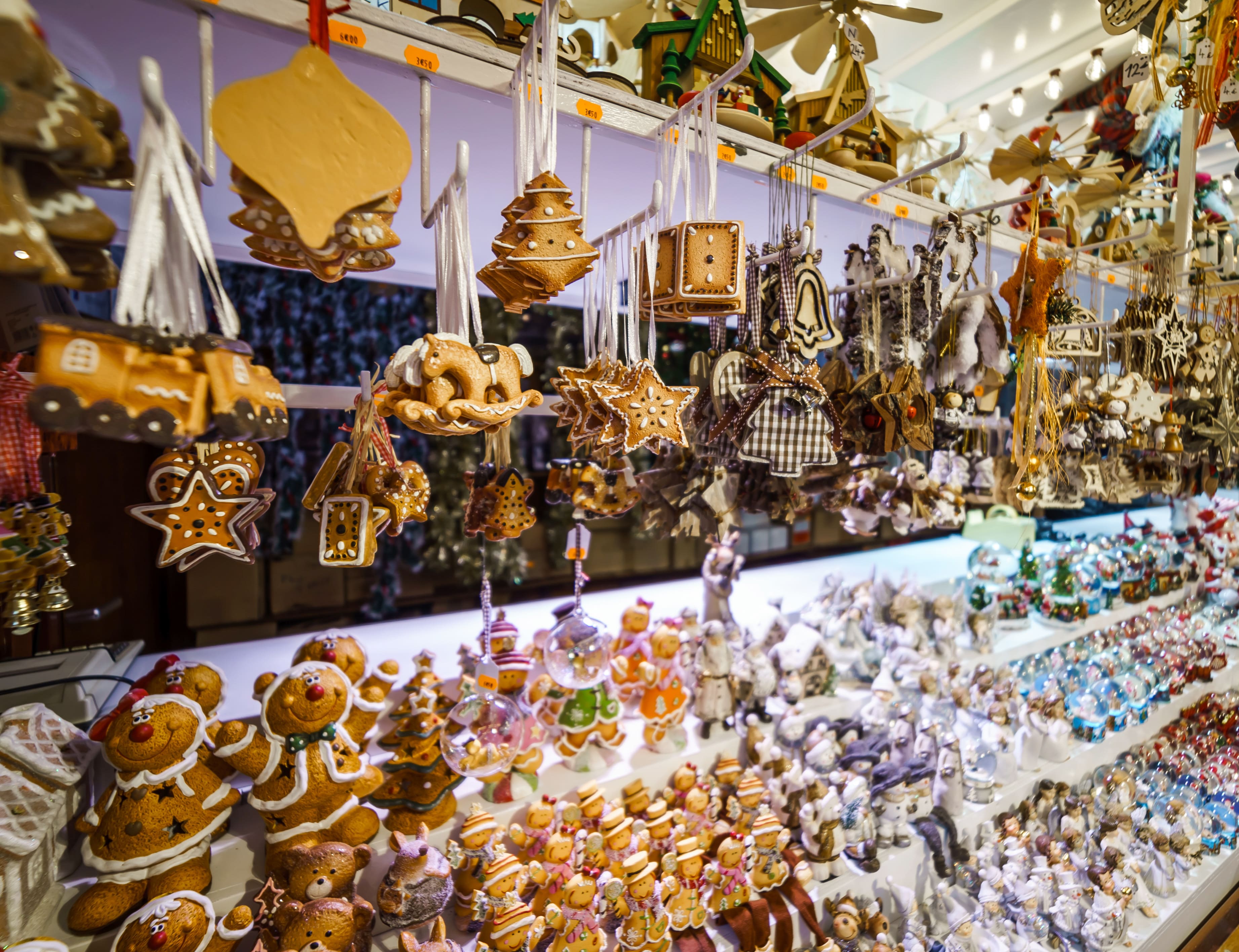 Marché de Noël traditionnel avec des souvenirs faits à la main © 31etc - stock.adobe.com