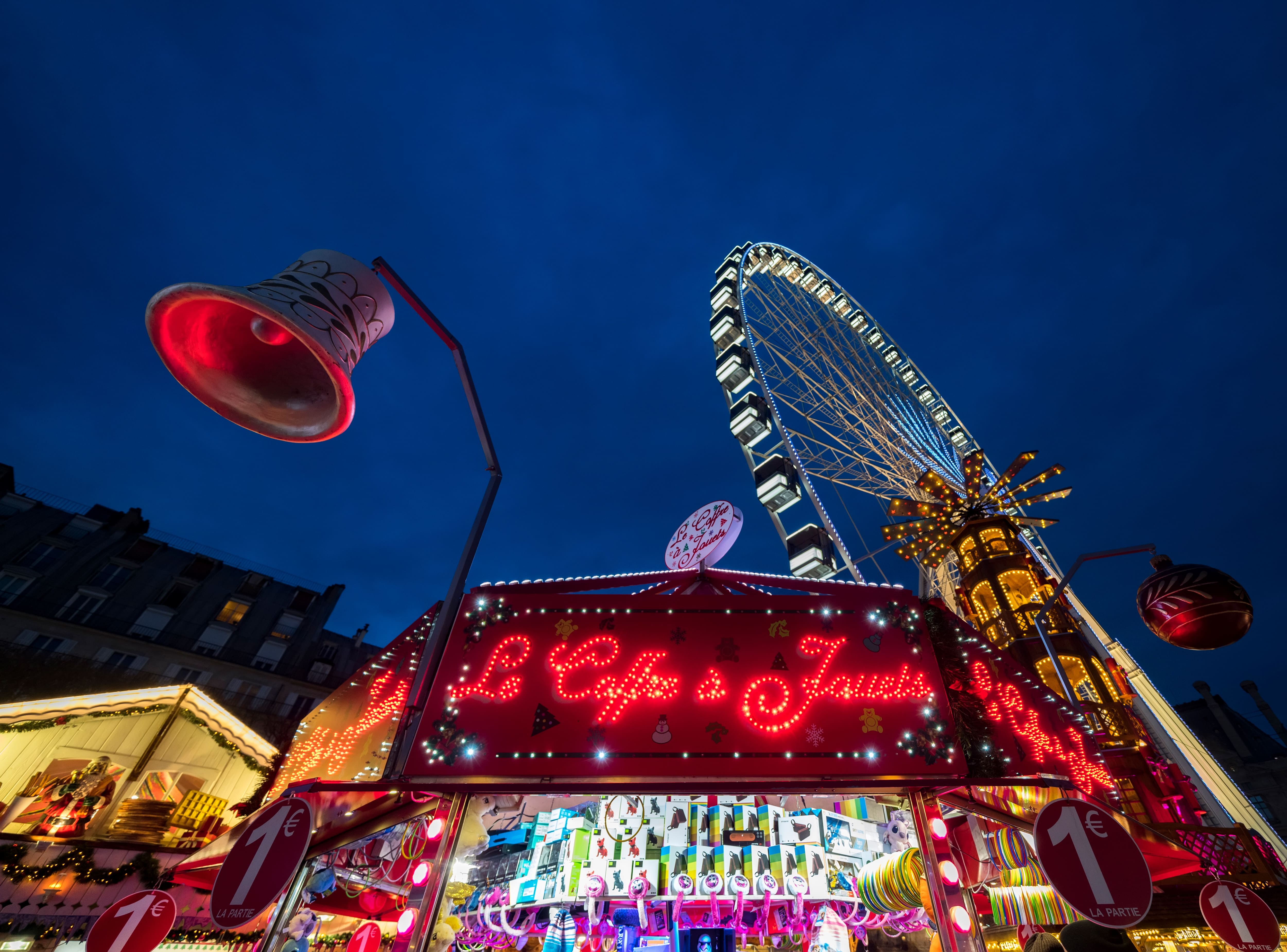 PARIS, FRANCE - 30 novembre 2019 : grande roue illuminée et toits décorés à Paris Marché de Noël du Jardin des Tuileries © Posztós János - stock.adobe.com