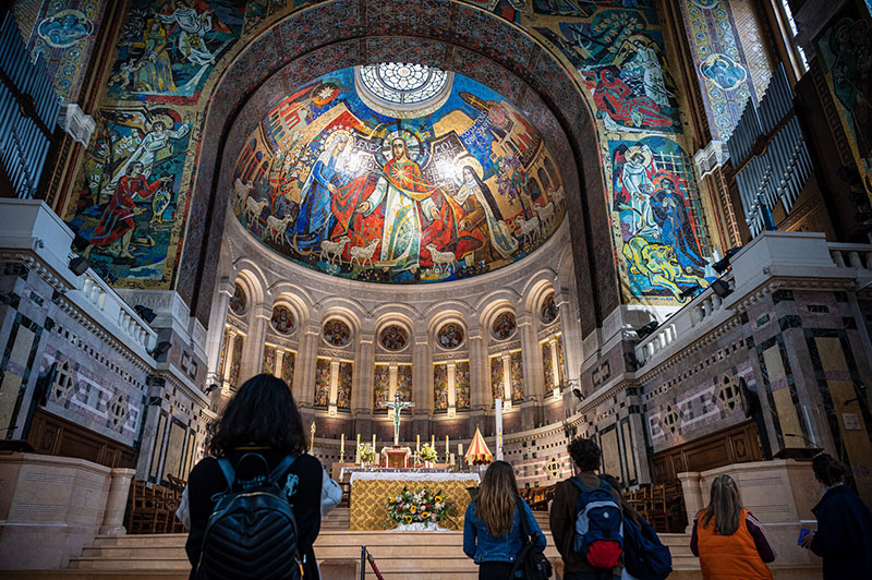 Thérèse influenceuse à Lisieux, dans la basilique © Thomas Le Floc'H