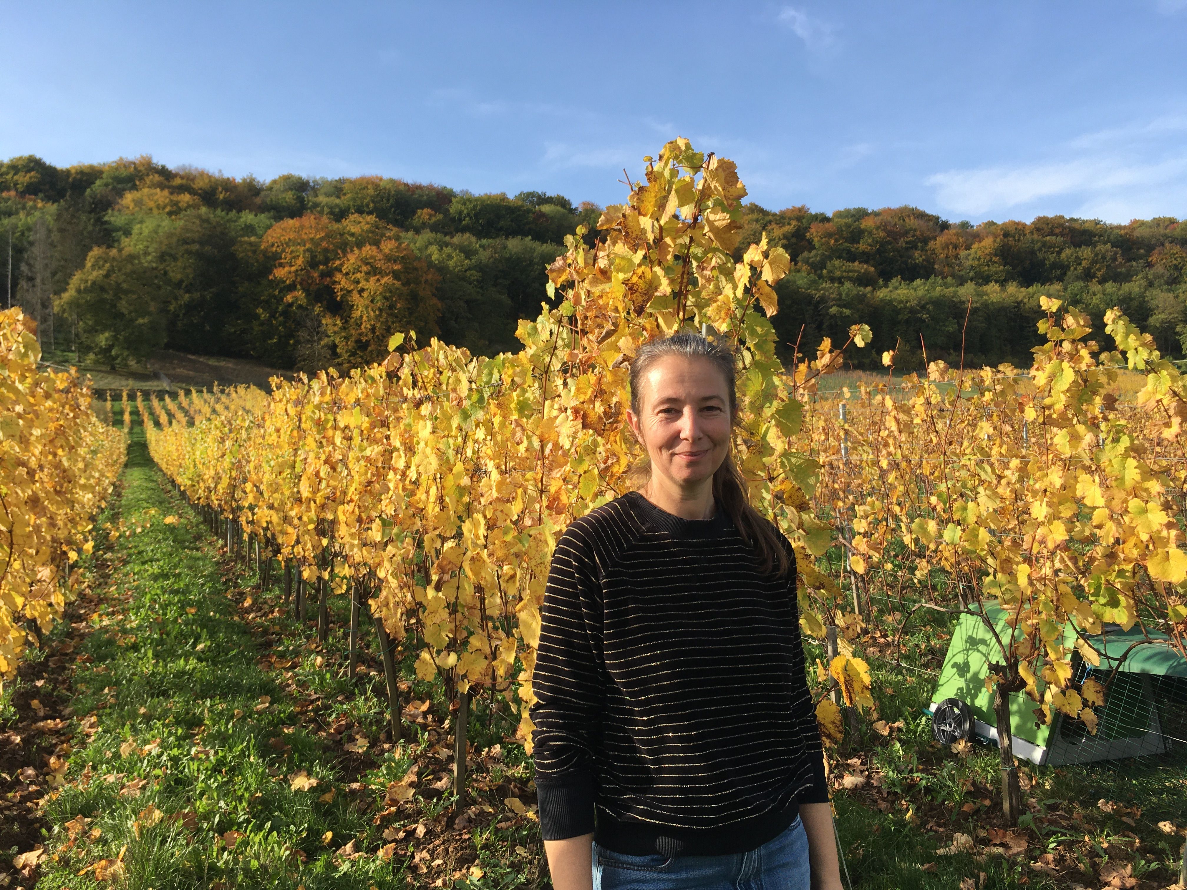 Depuis qu'elle a repris le domaine familial, Eve Maurice continue d'être "accompagnée" par ses parents "sans qui rien n'aurait été possible".  ©Paula Boyer