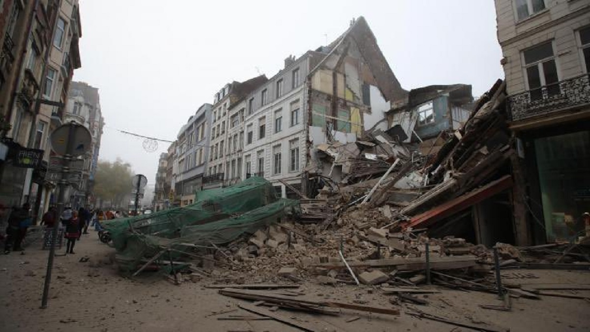 Situés au 40 rue Pierre-Mauroy à Lille, les locaux de Kit Voyages sont mitoyens des deux immeubles qui se sont effondrés à Lille samedi - DR : Twitter, @pangolino57