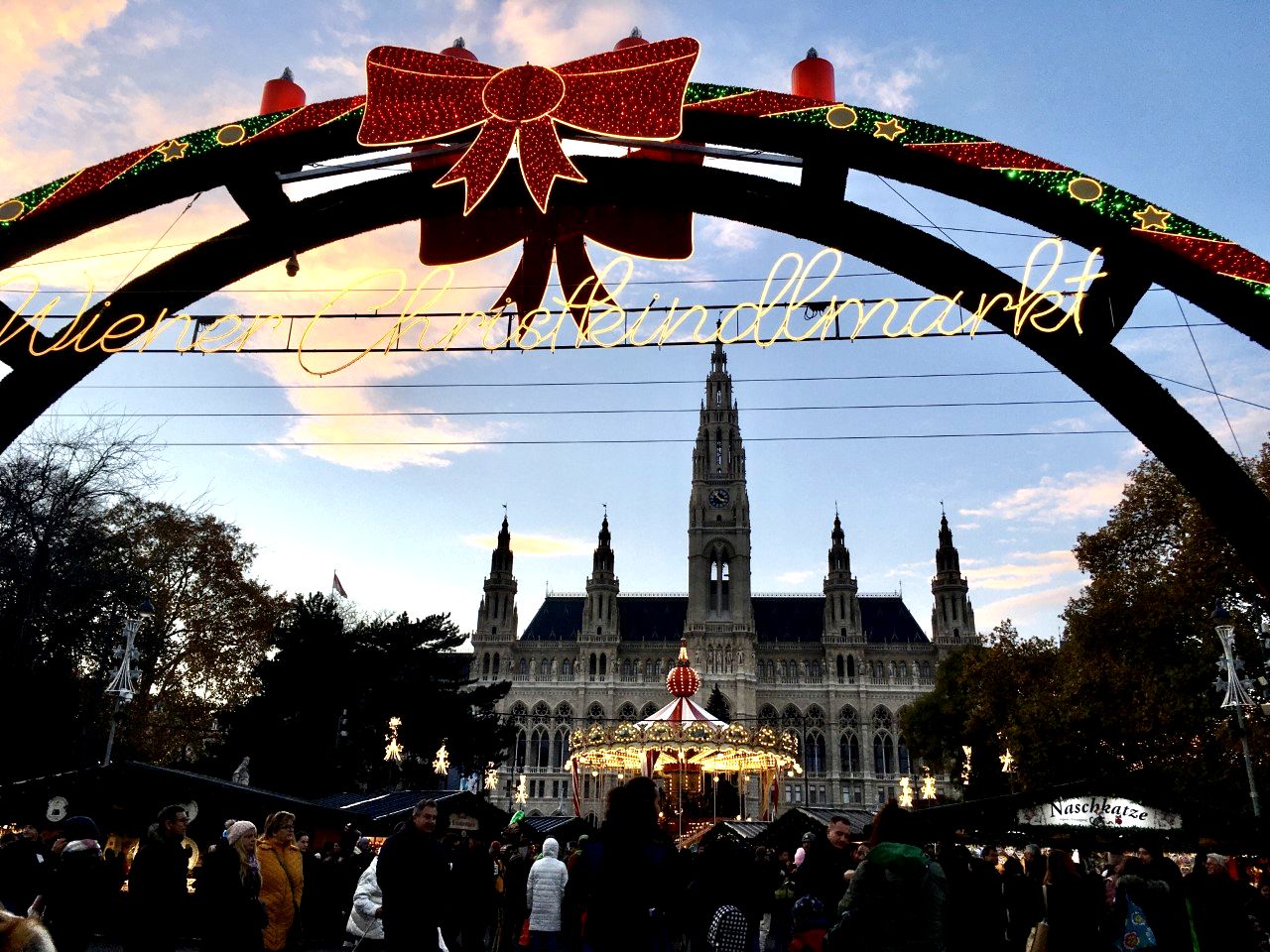 Sur la place de l'Hôtel de ville, se tient l'un des plus importants marchés de Noël (@PB)