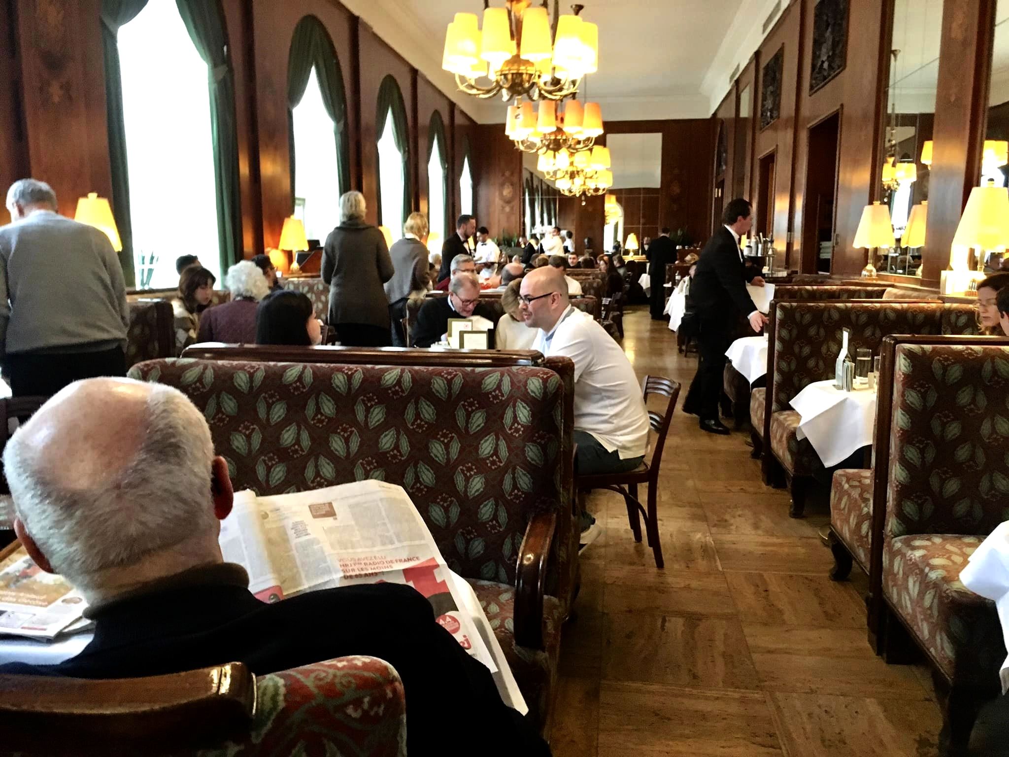 Au Landtmann comme dans les autres cafés, les clients viennent aussi pour lire longuement les journaux (@PB)