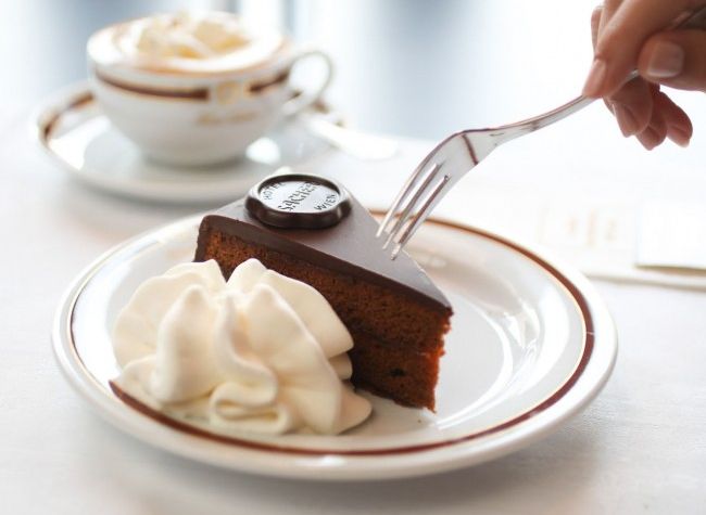 Habituellement, la Sacher Torte se déguste avec un peu de crème Chantilly (@Café Sacher))