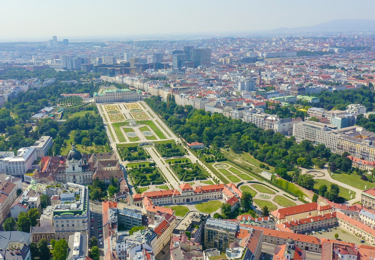 Vienne, qui peut se glorifier de compter 50% d’espaces verts, est en train de réussir le pari d’être « une smart et walkable city » - DR : DepositPhotos.com, MaykovNikita