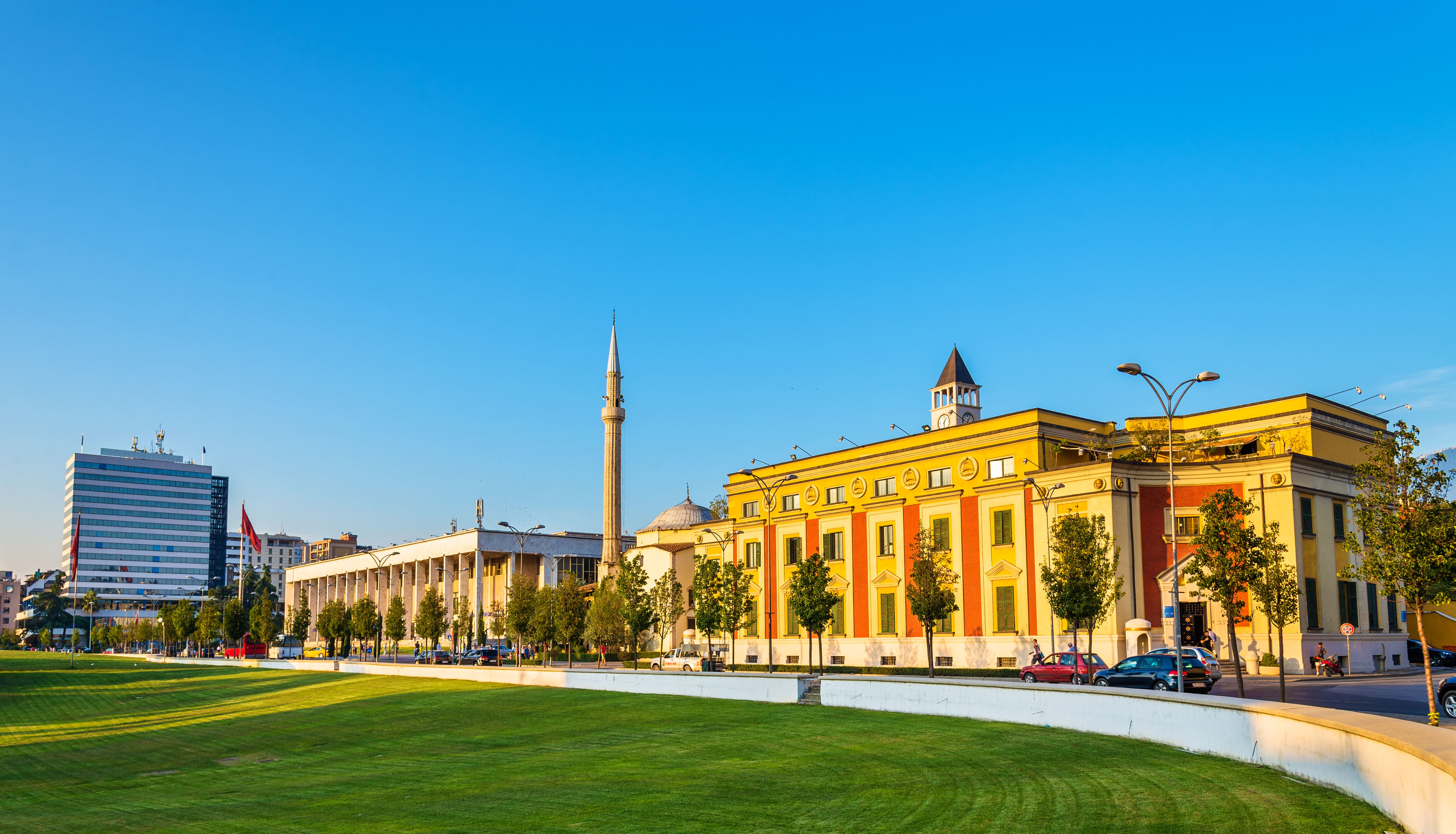 Municipalité de Tirana et Palais de la Culture - Albanie © Leonid Andronov - stock.adobe.com