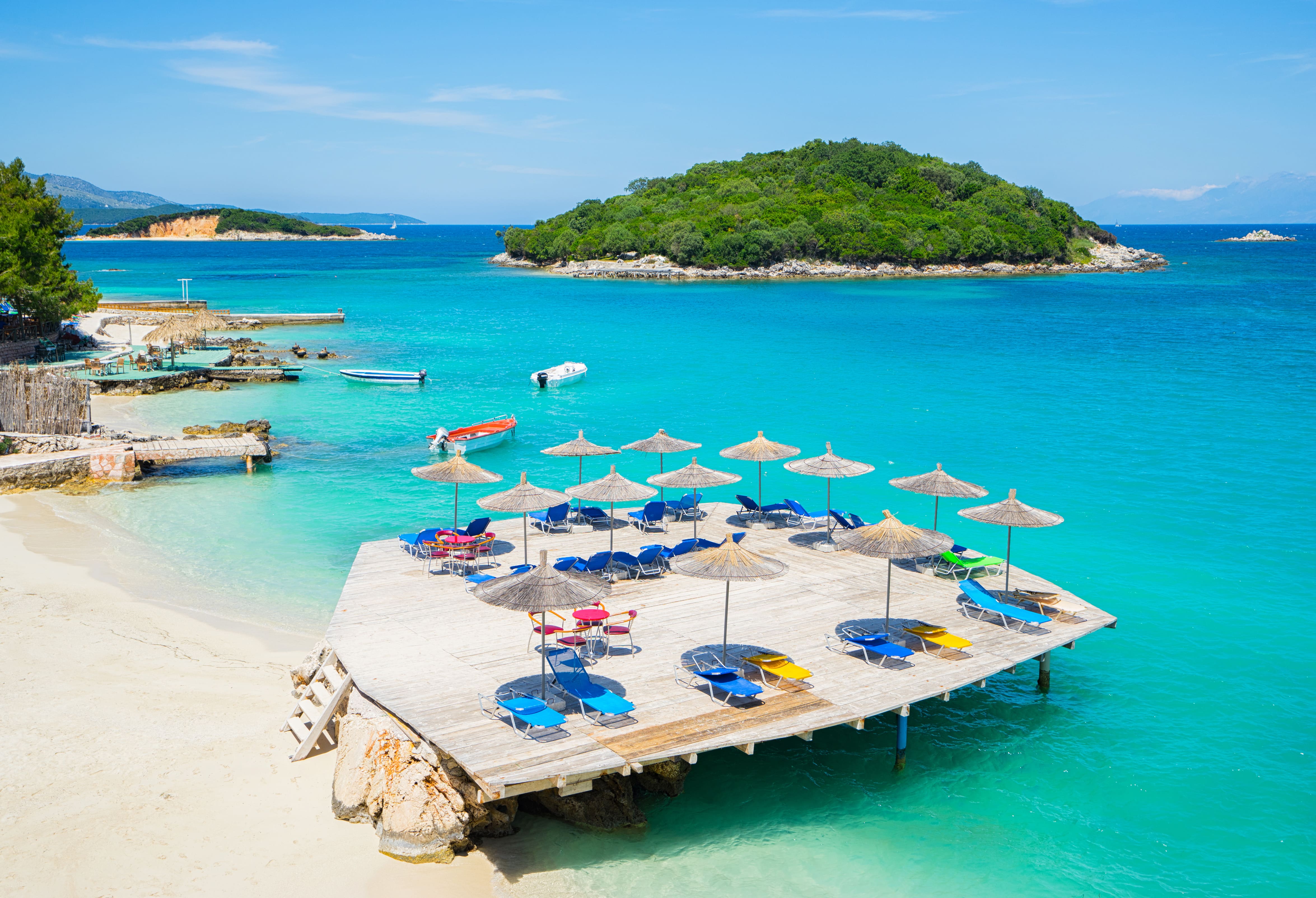 Parasols et transats sur la magnifique plage de Ksamil, Albanie. © upslim - stock.adobe.com