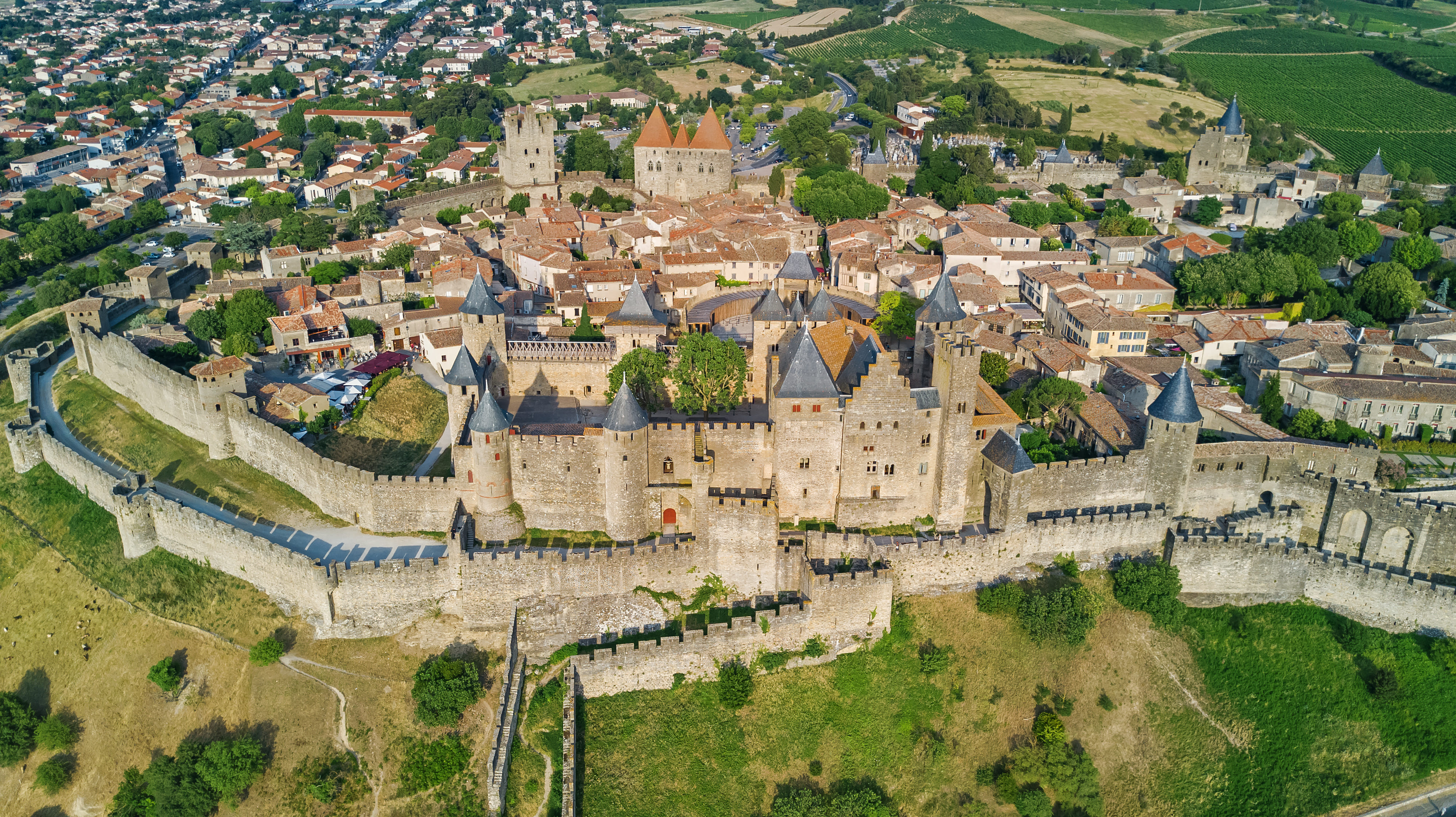 Vue aérienne de la ville médiévale de Carcassonne et du château-forteresse d'en haut, sud de la France © Iuliia Sokolovska - stock.adobe.com Vue aérienne de la ville médiévale de Carcassonne et du château-forteresse d'en haut, sud de la France © Iuliia Sokolovska - stock.adobe.com