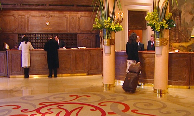 Hall d'accueil du Plaza Athénée Paris (©Dorchester Collection) Hall d'accueil du Plaza Athénée Paris (©Dorchester Collection)