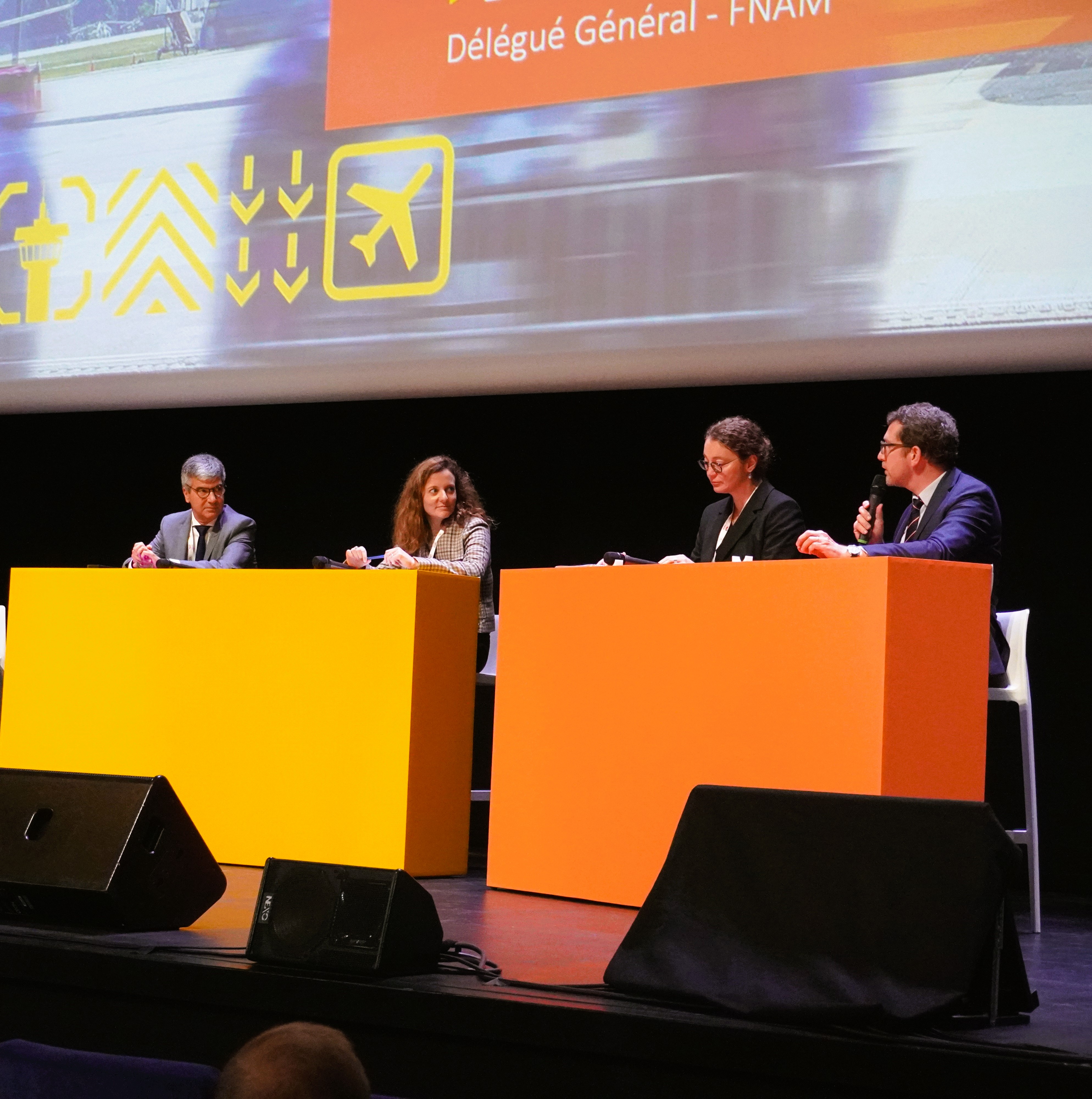 Laurent Timsit, Délégué Général FNAM (à gauche) fait face à Tanguy Bertolus Président du Directoire Aéroports de Lyon