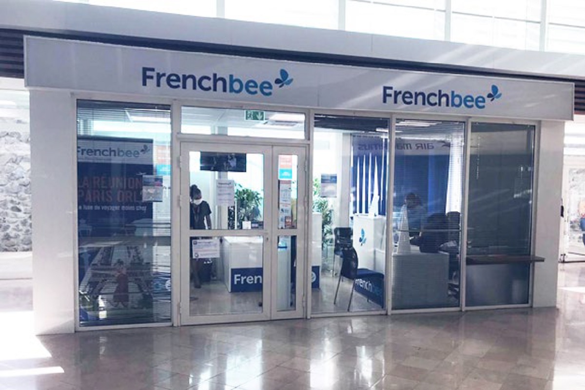 Située dans l’aérogare passagers de l’aéroport Roland Garros depuis 2017, la boutique de French bee fait peau neuve avec une boutique de 48 m² entièrement rénovée - DR : French bee Située dans l’aérogare passagers de l’aéroport Roland Garros depuis 2017, la boutique de French bee fait peau neuve avec une boutique de 48 m² entièrement rénovée - DR : French bee