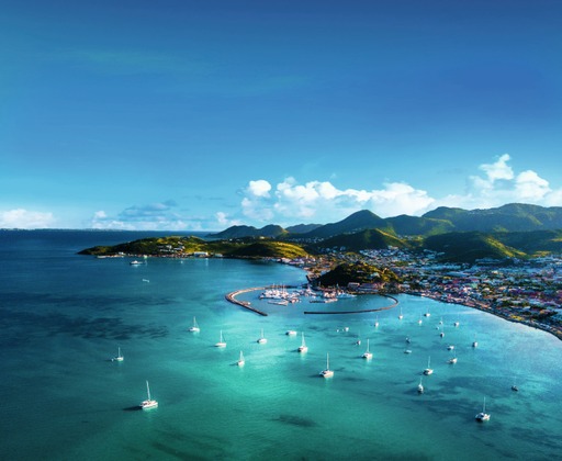 Vue de la marina Fort Louis et Marigot prise par drone (@Donavane Tremor/Office de tourisme de Saint-Martin)