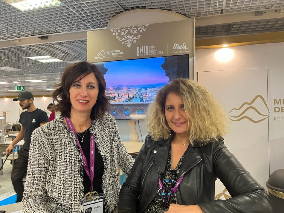Avec un stand d'une importance inégalée depuis longtemps, l'office de tourisme d'Italie (ici Frederica Galbesi, directrice France) confirme que la montée en gamme du tourisme est un vecteur d'avenir - Photo PB Avec un stand d'une importance inégalée depuis longtemps, l'office de tourisme d'Italie (ici Frederica Galbesi, directrice France) confirme que la montée en gamme du tourisme est un vecteur d'avenir - Photo PB