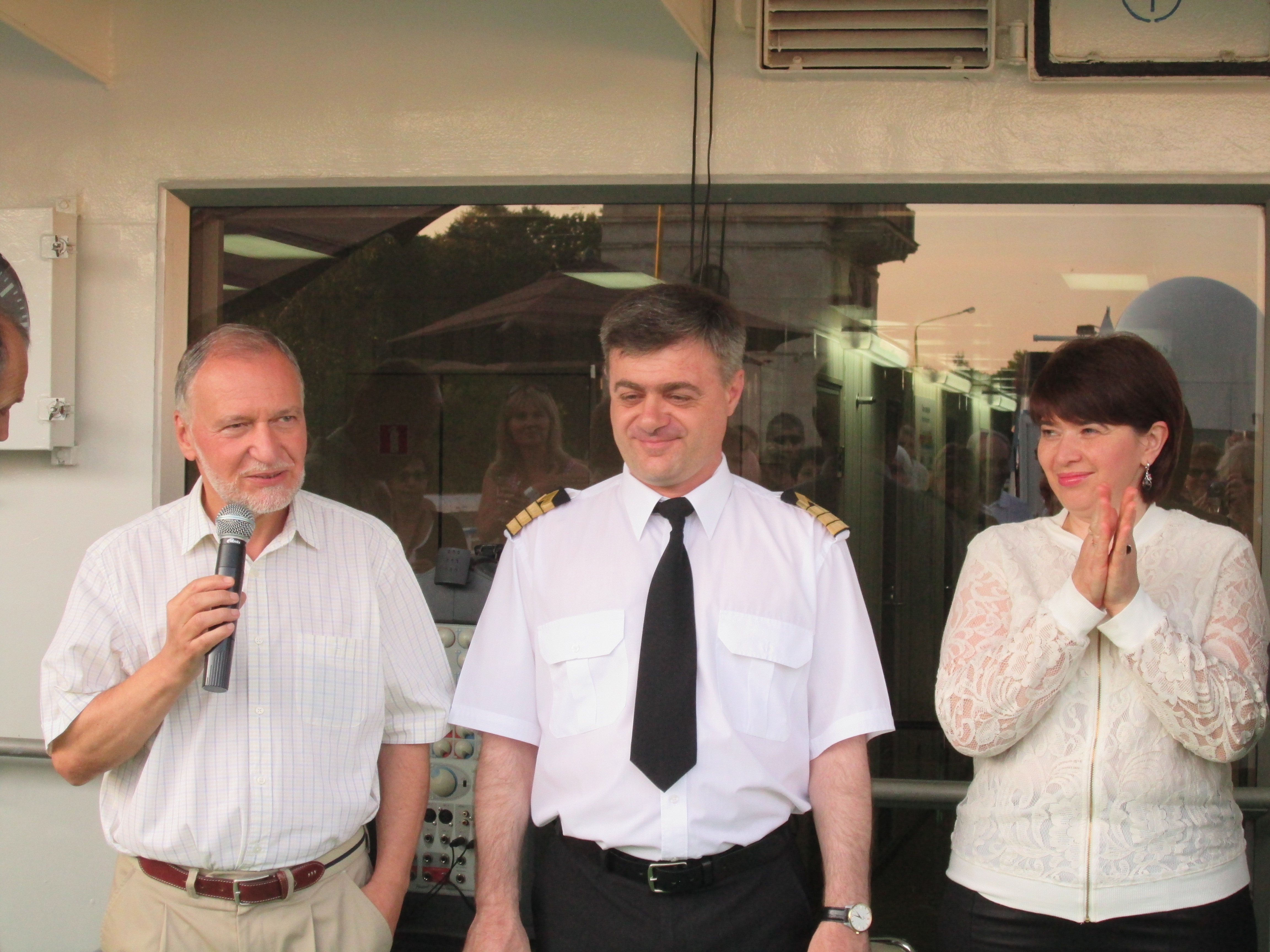 Oleg Ghirinian, capitaine du M/S Kandinsky et, avec le micro, Antonio Garcia directeur de croisière et conférencier - DR : M.S. Oleg Ghirinian, capitaine du M/S Kandinsky et, avec le micro, Antonio Garcia directeur de croisière et conférencier - DR : M.S.