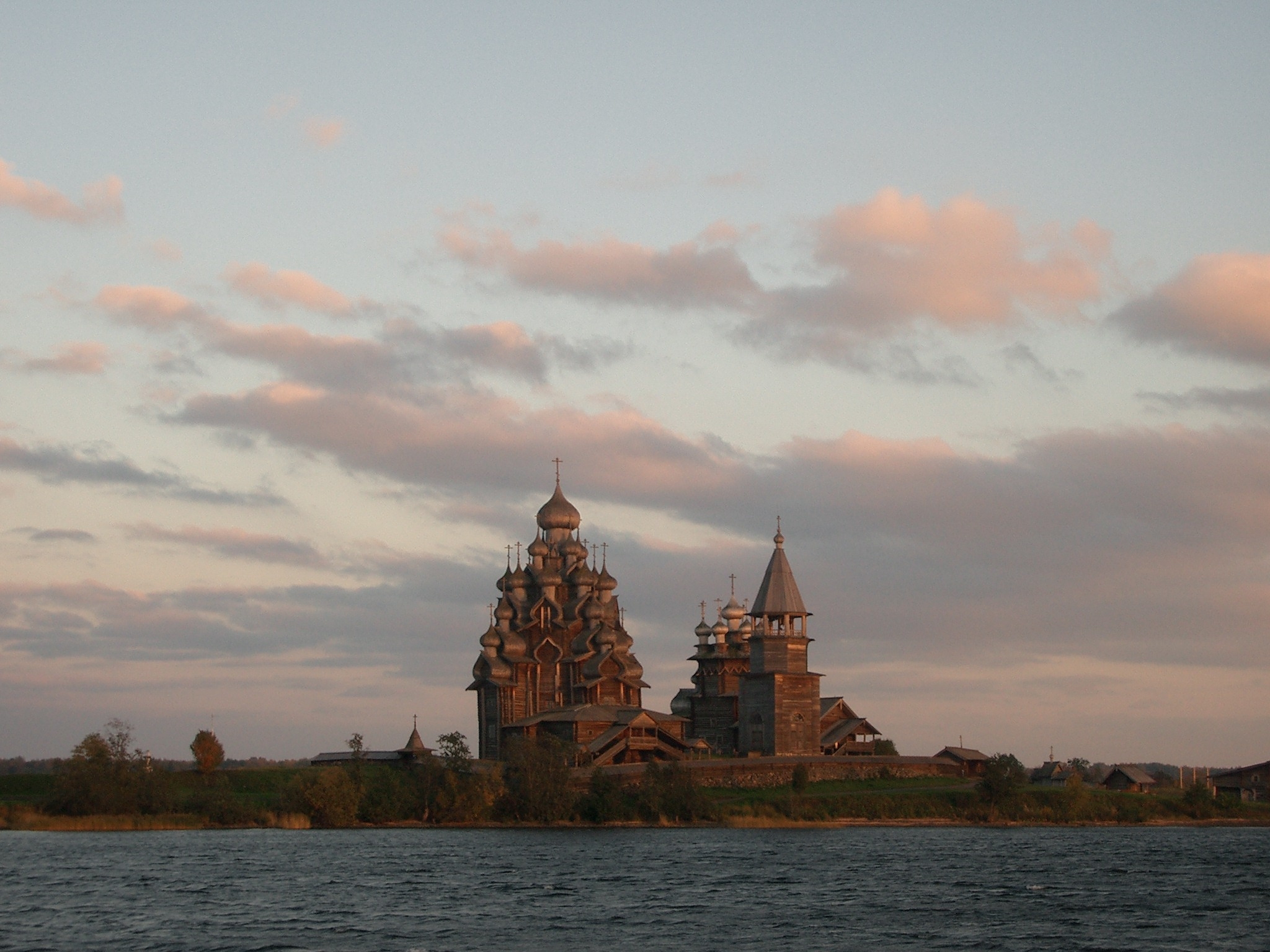 Edifiée en 1714 en bois, sans un seul clou, la cathédrale de Kiji est un chef d'oeuvre absolu - DR : M.S. Edifiée en 1714 en bois, sans un seul clou, la cathédrale de Kiji est un chef d'oeuvre absolu - DR : M.S.