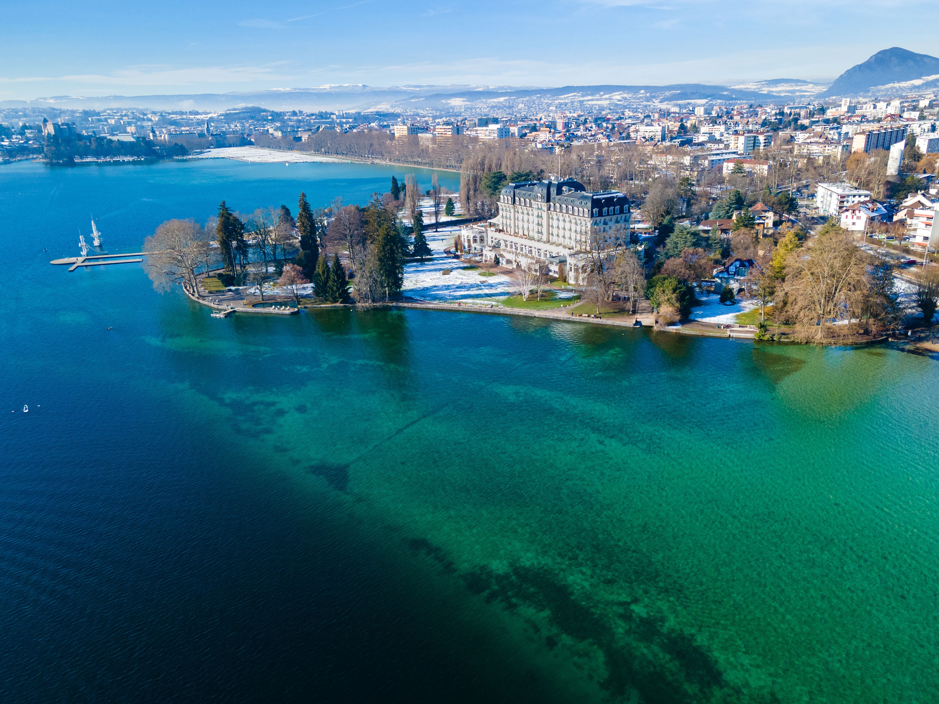 Vue aérienne d'Annecy et son lac, France © cthoquenne - stock.adobe.com