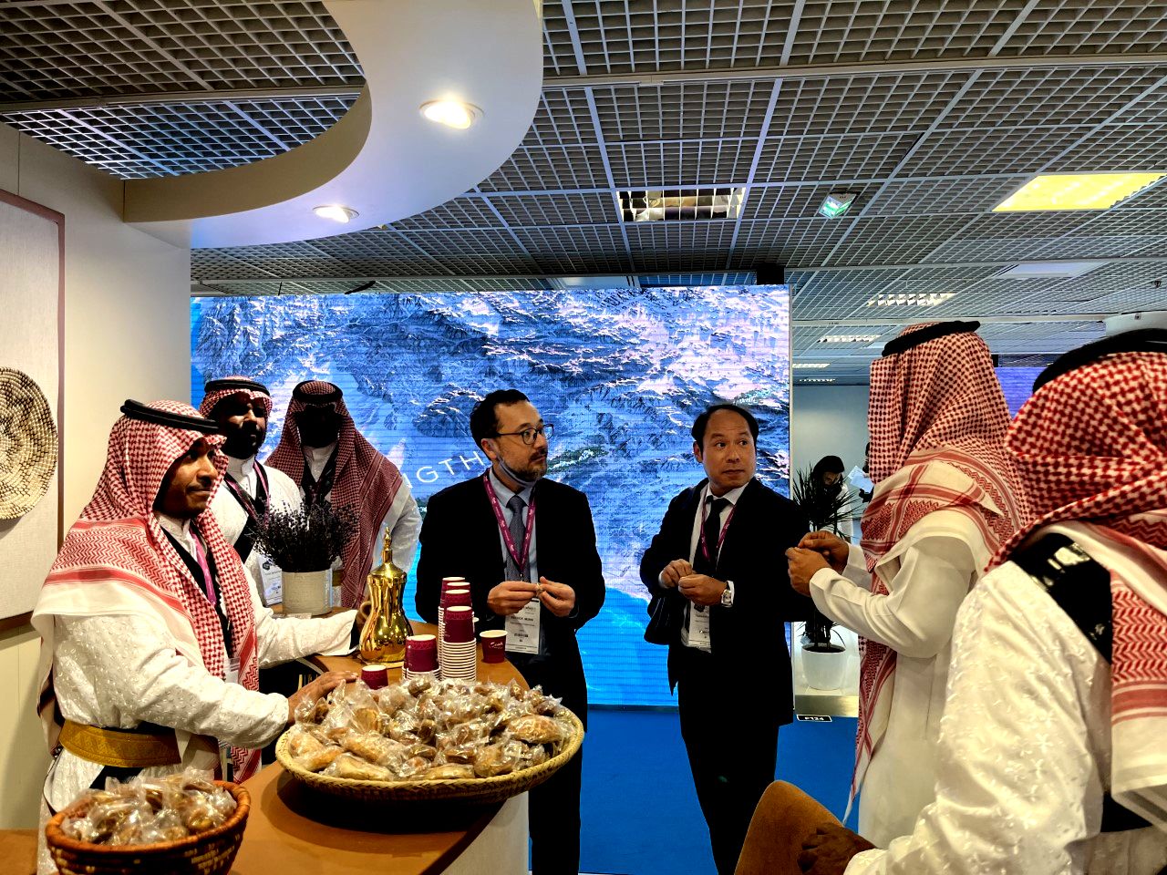 Tandis que, dans les couloirs, d'innombrables panneaux proclamaient "Welcome to Arabia", les visiteurs du stand du royaume étaient accueillis à bras ouverts, avec boisson et gâteaux (@PB)