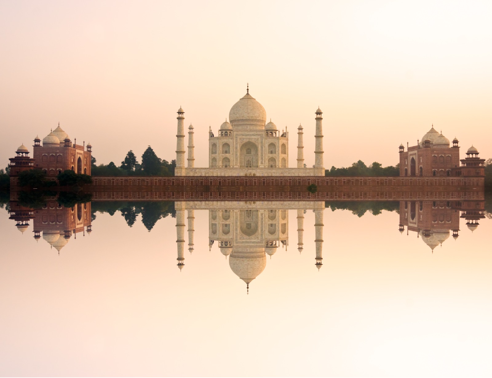 Taj Mahal au coucher du soleil, Agra, Uttar Pradesh, Inde © Depositphotos
