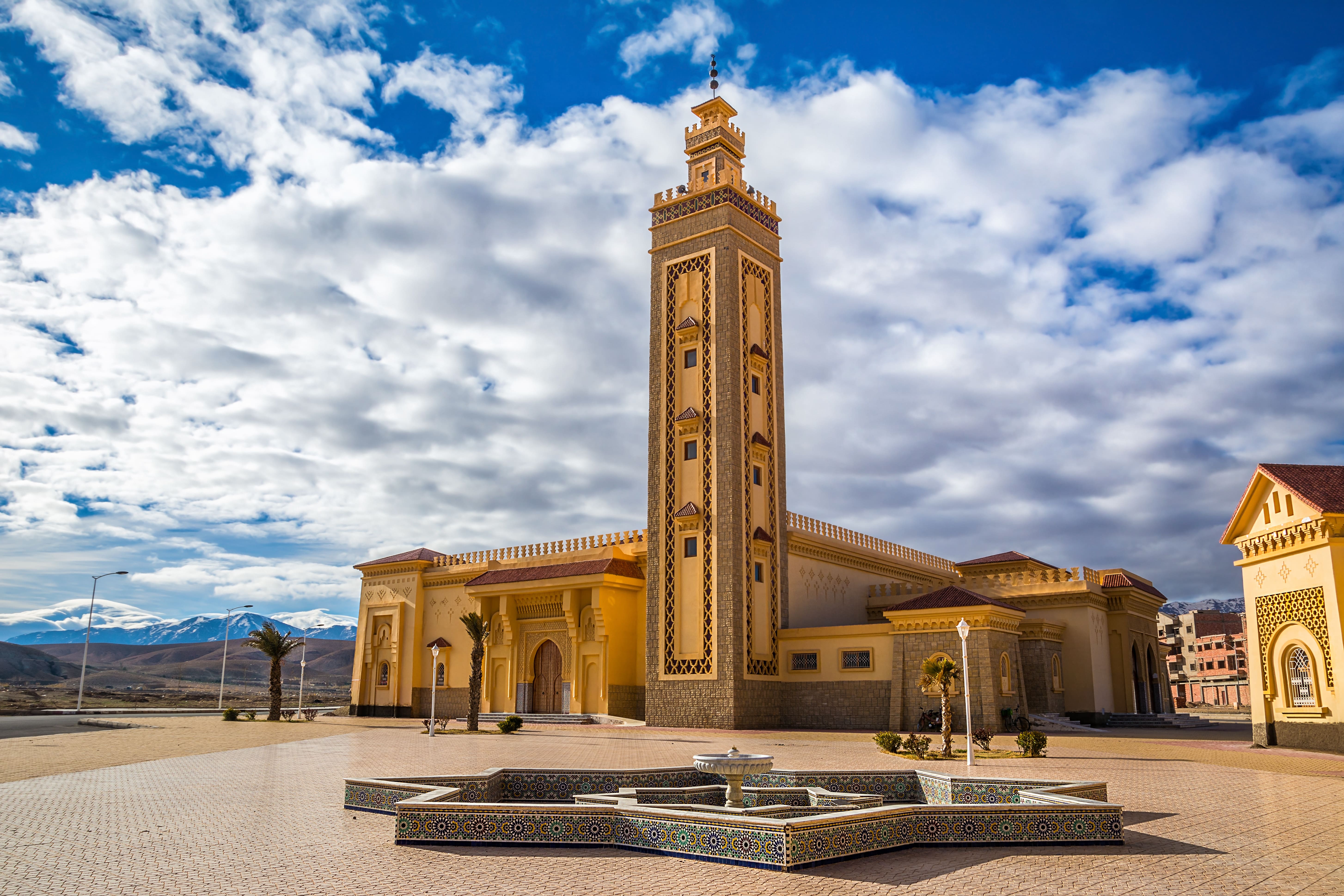 Belle mosquée marocaine moderne à Ouarzazate, Maroc, Afrique © olenatur - stock.adobe.com