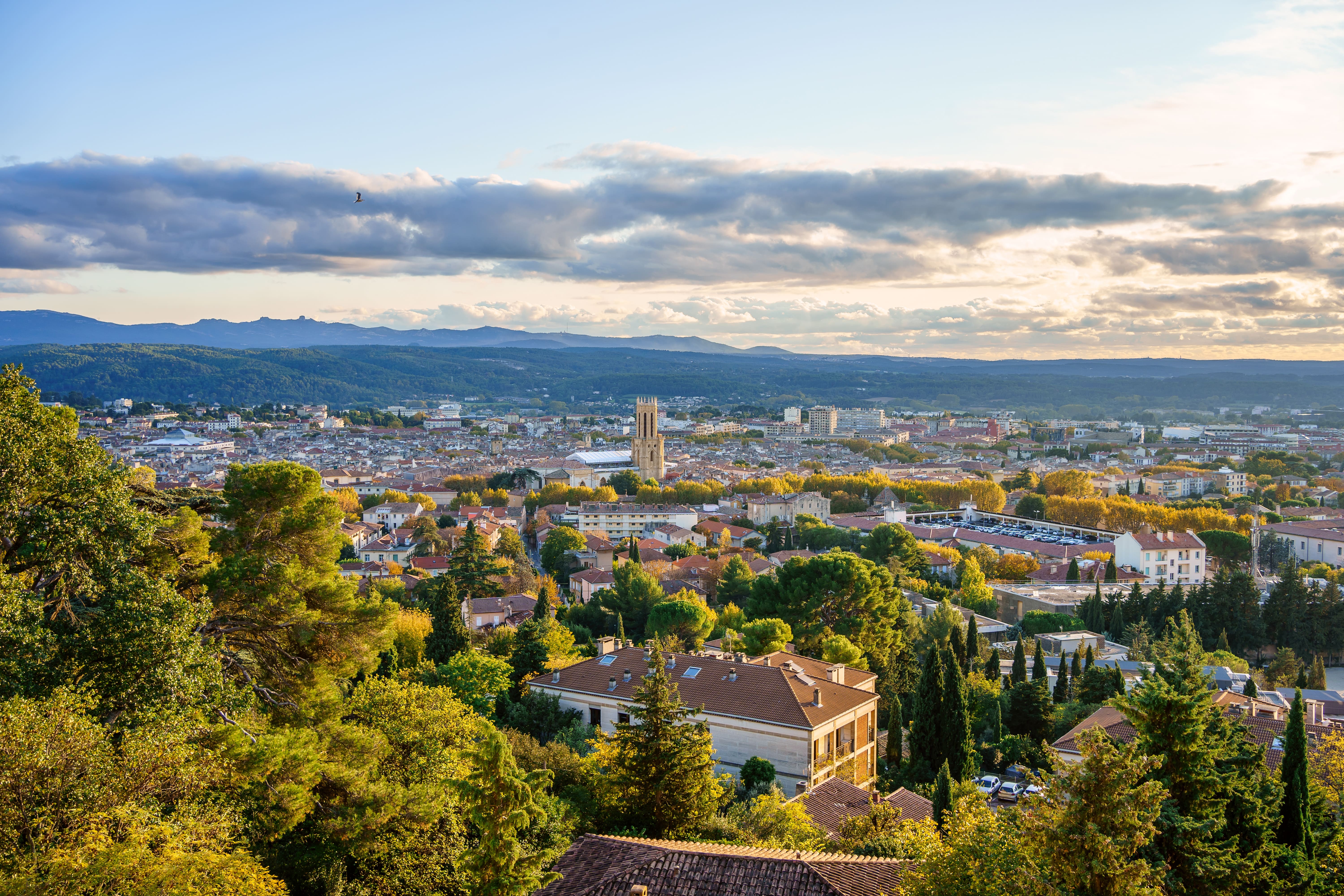 Vue panoramique sur la ville Aix-en-Provence en automne. Coucher de soleil. France, Provence. © Marina - stock.adobe.com