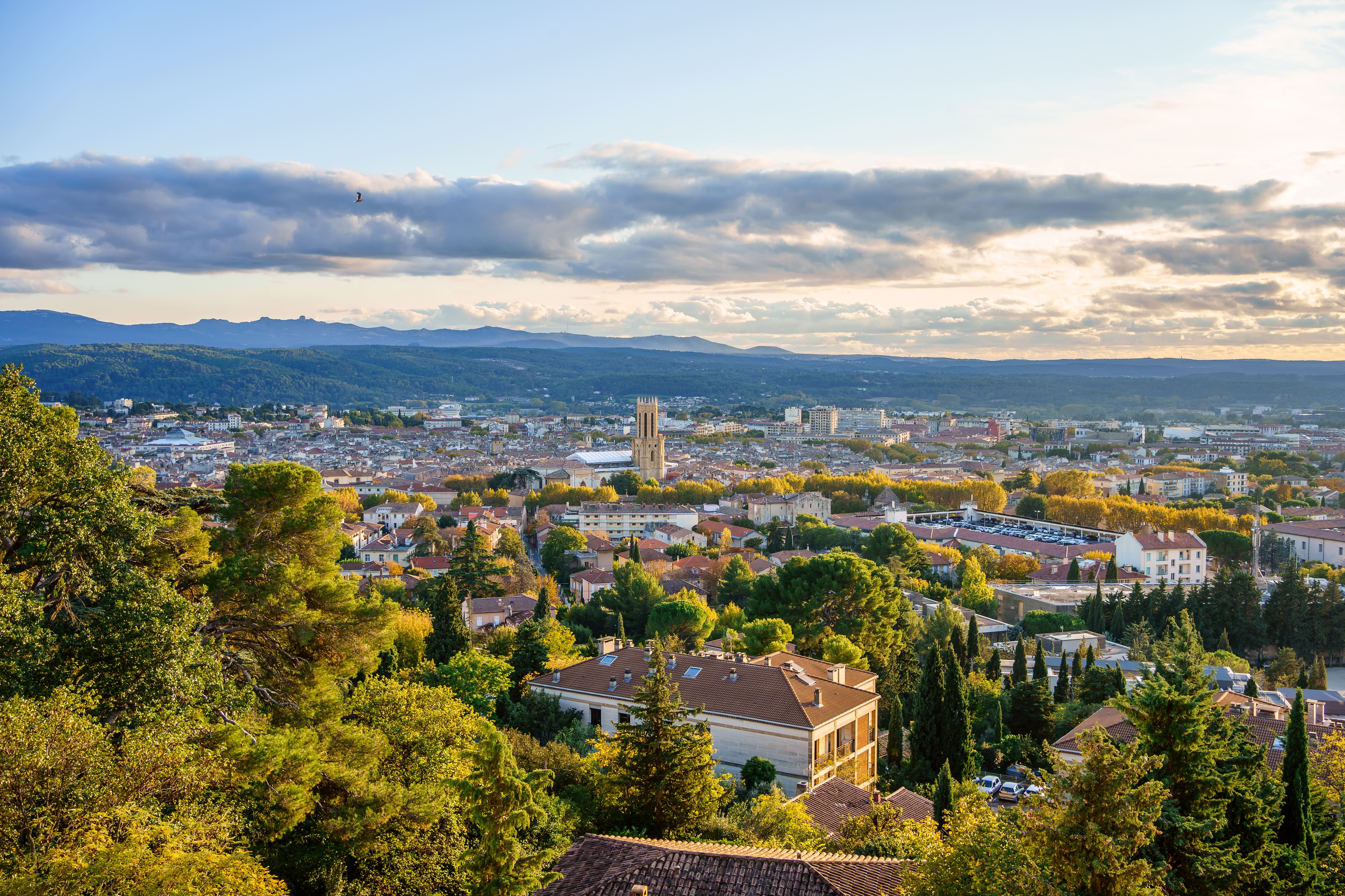 Vue panoramique sur la ville Aix-en-Provence en automne. Coucher de soleil. France, Provence. © Marina - stock.adobe.com Vue panoramique sur la ville Aix-en-Provence en automne. Coucher de soleil. France, Provence. © Marina - stock.adobe.com