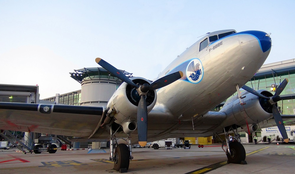 Une simple mais pourtant belle histoire que celle d'Air France, née peu de temps après la guerre, à une période où nos grands-parents croyaient encore en l'avenir, en la prospérité, en la paix.   En clair, pour un esprit simpliste, au bonheur ! /photo JDL