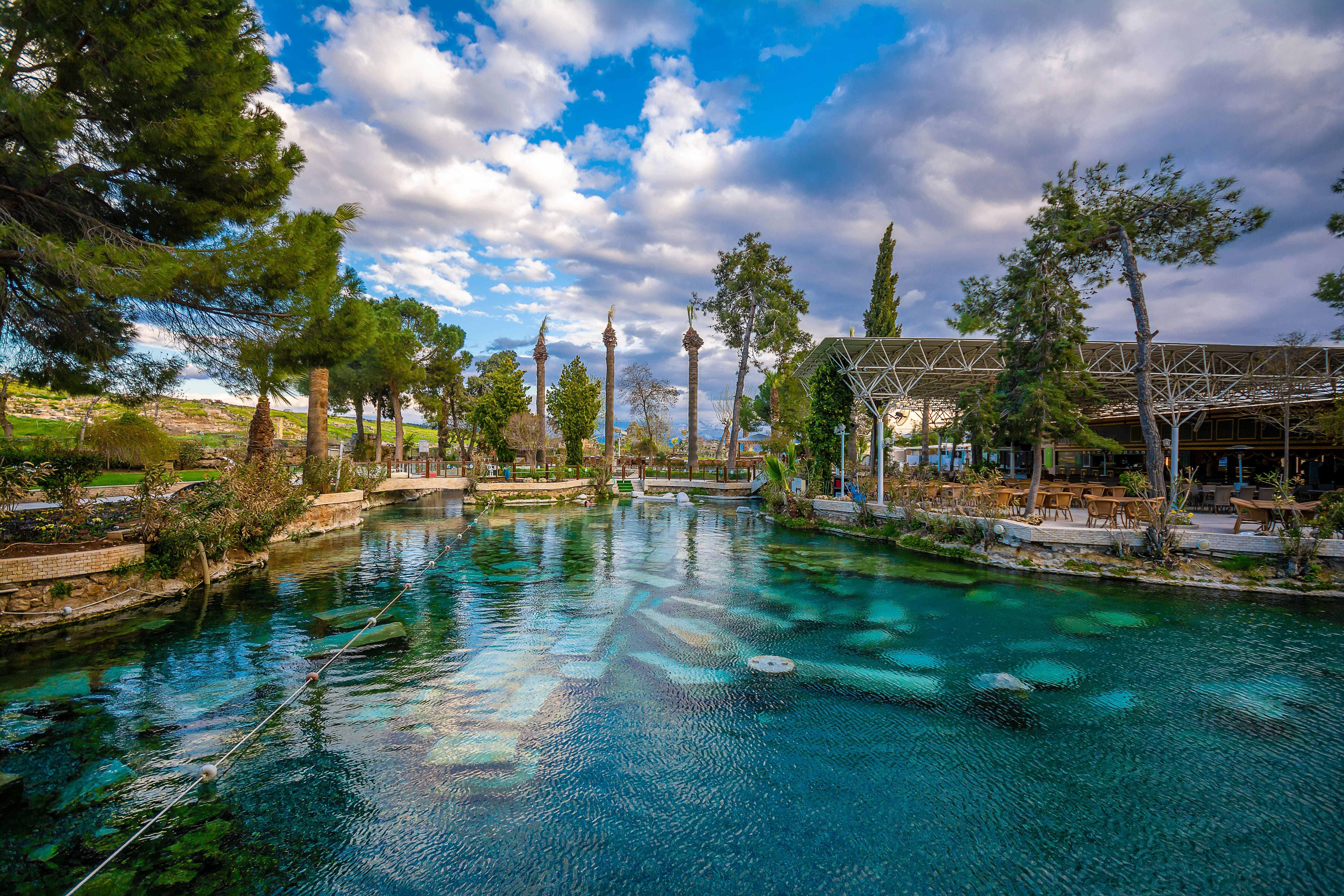 Vue sur la piscine antique (bain de Cléopâtre) à Pamukkale. C'est une destination touristique populaire lors d'une visite Vue sur la piscine antique (bain de Cléopâtre) à Pamukkale. C'est une destination touristique populaire lors d'une visite