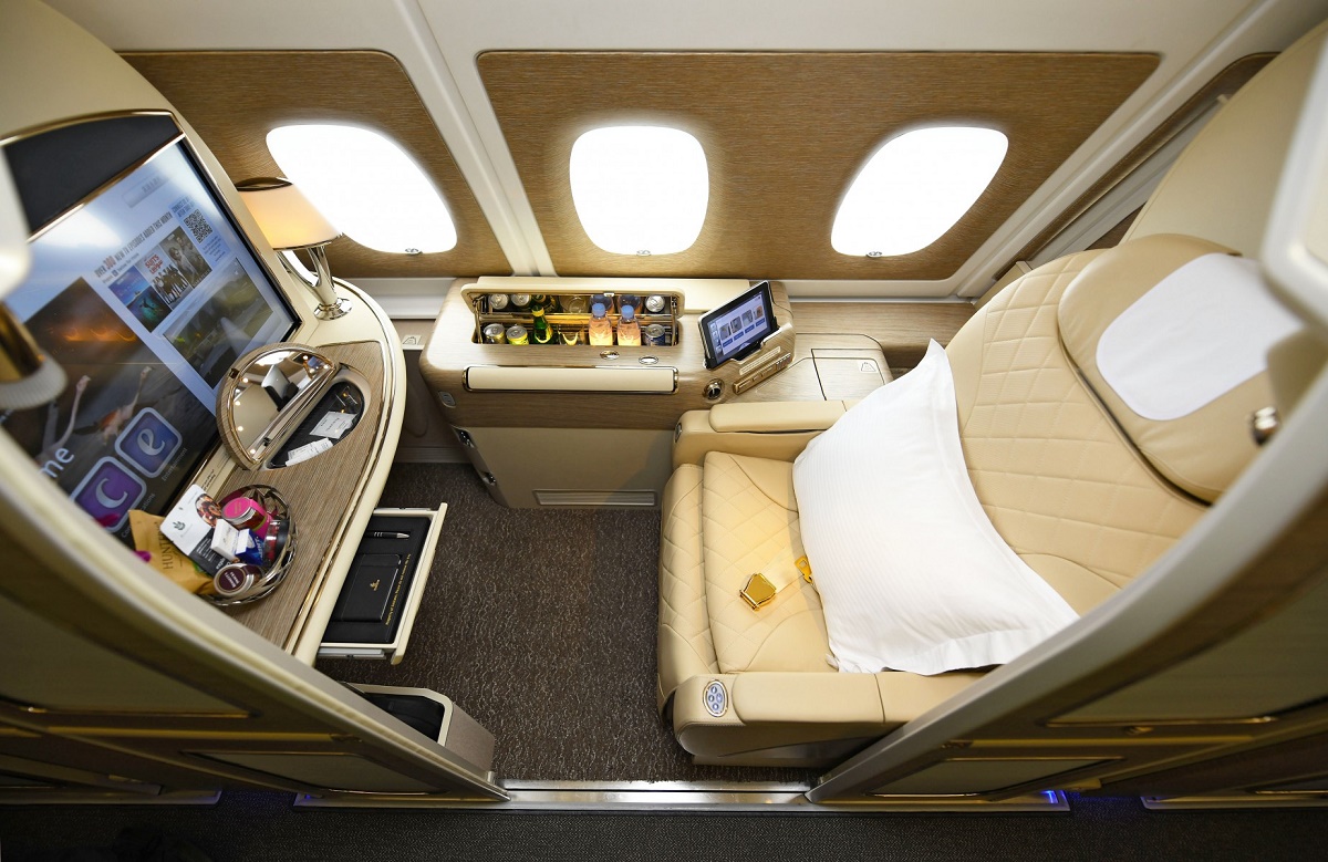 Les sièges de Première Classe et de Classe Affaires sont retapissés de cuir couleur crème et disposent de finitions en bois clair - DR : Emirates